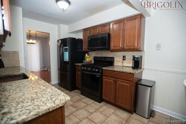 37816 Charter Oaks Boulevard, Clinton Township, MI 48036