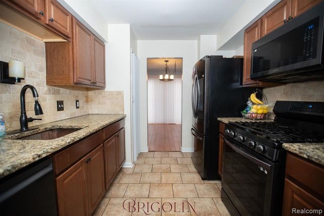 37816 Charter Oaks Boulevard, Clinton Township, MI 48036