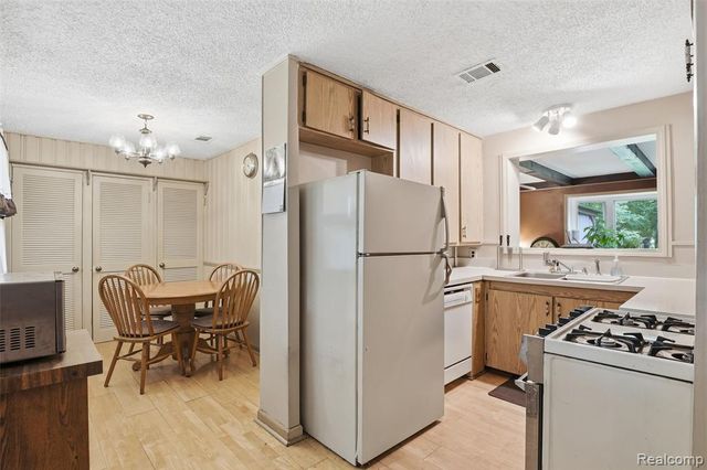 32425 Cloverdale Avenue, Farmington, MI 48336