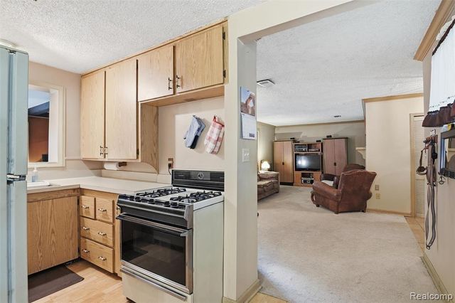 32425 Cloverdale Avenue, Farmington, MI 48336