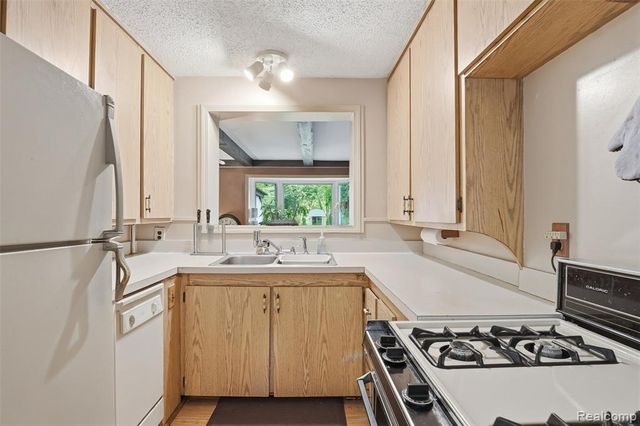 32425 Cloverdale Avenue, Farmington, MI 48336