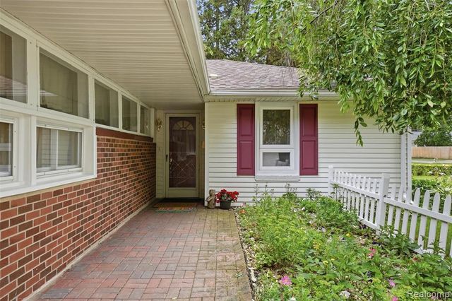32425 Cloverdale Avenue, Farmington, MI 48336
