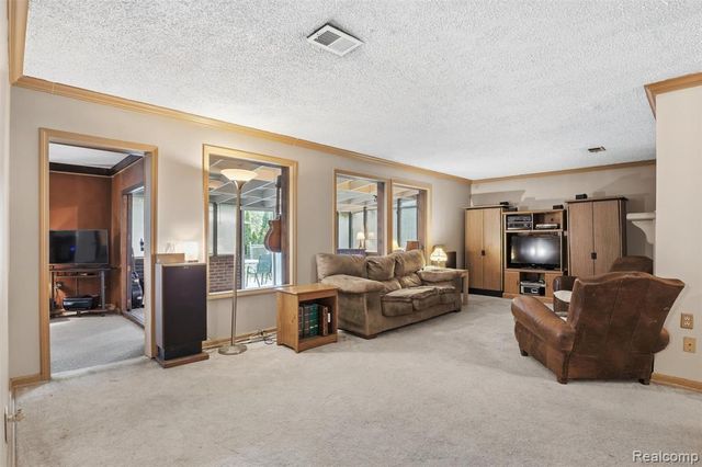 32425 Cloverdale Avenue, Farmington, MI 48336