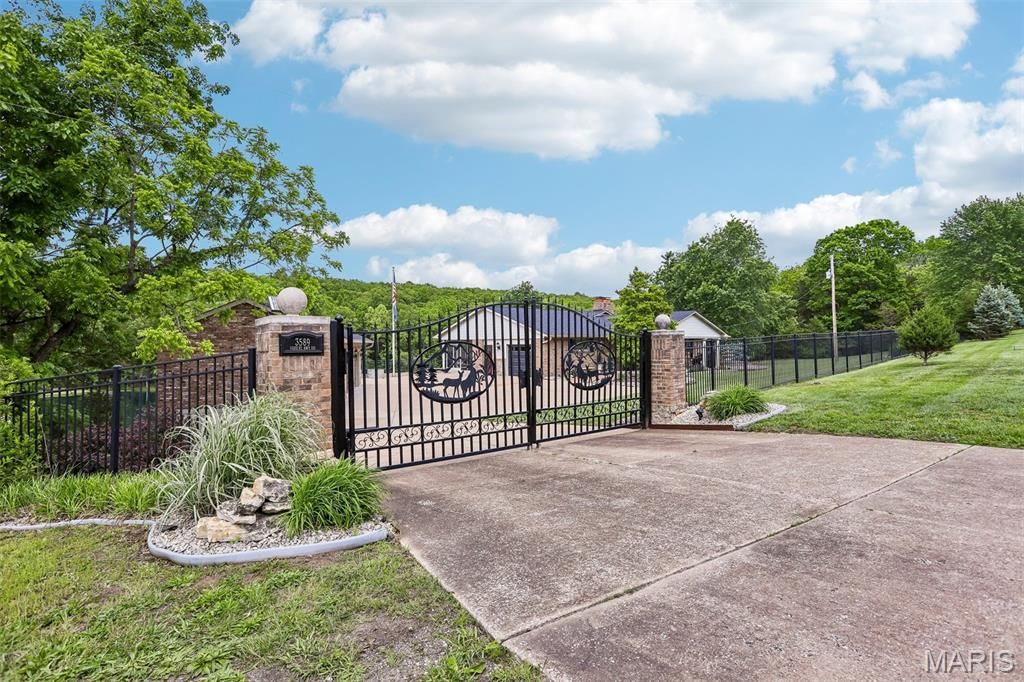 Image 3 of property listing at 3589 State Route 110, De Soto, MO 63020