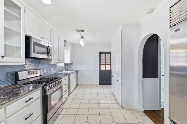 9403 Thornberry Lane, Dallas, TX 75220