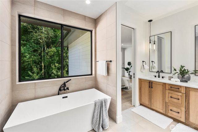 19926 68th Avenue NE, Kenmore, WA 98028