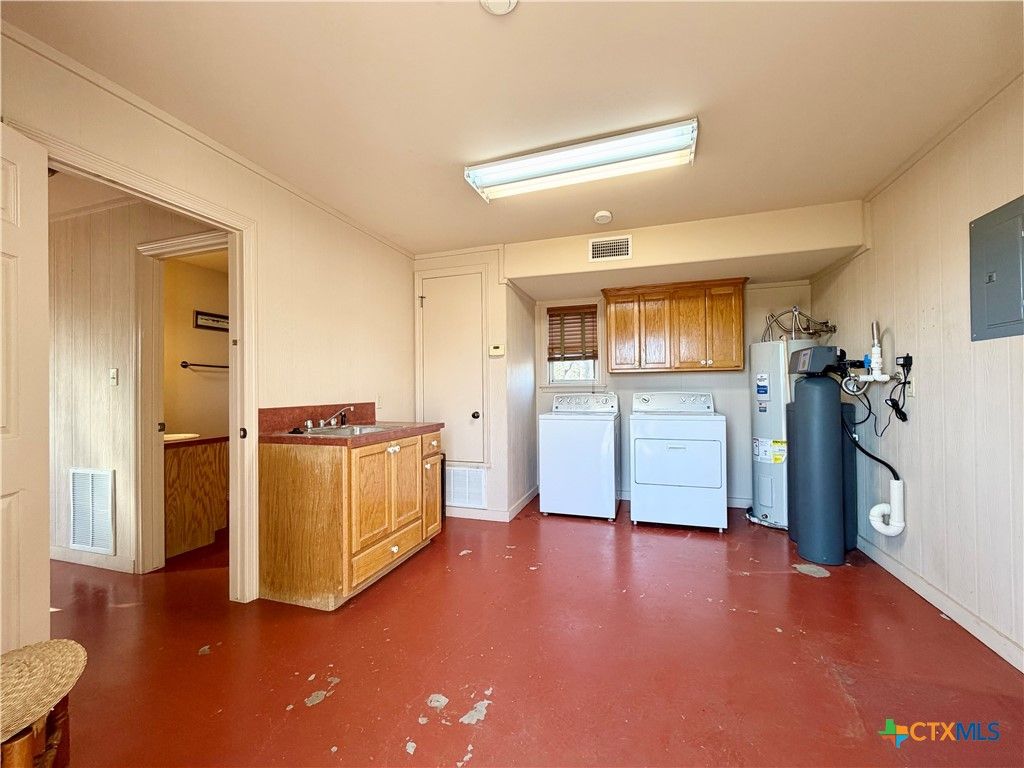 Image 25 of property listing at 15631 Fm 682, Yoakum, TX 77995