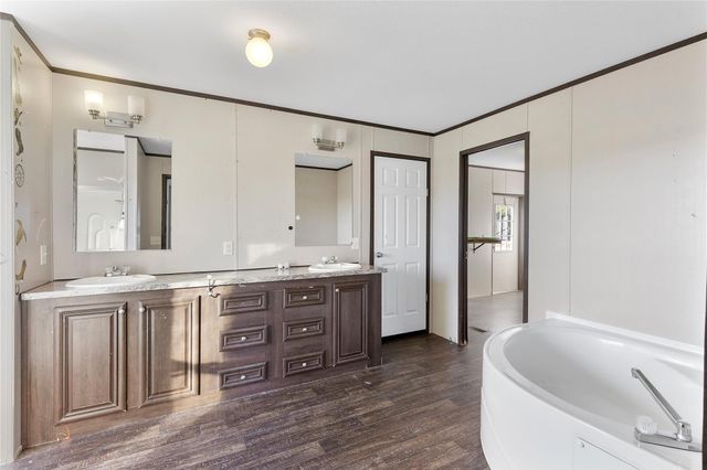 4423 W Bayshore Road, Anahuac, TX 77514