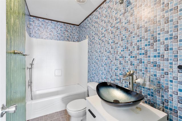 4423 W Bayshore Road, Anahuac, TX 77514