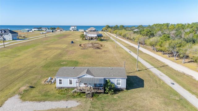 4423 W Bayshore Road, Anahuac, TX 77514