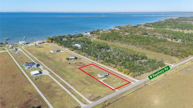 4423 W Bayshore Road, Anahuac, TX 77514