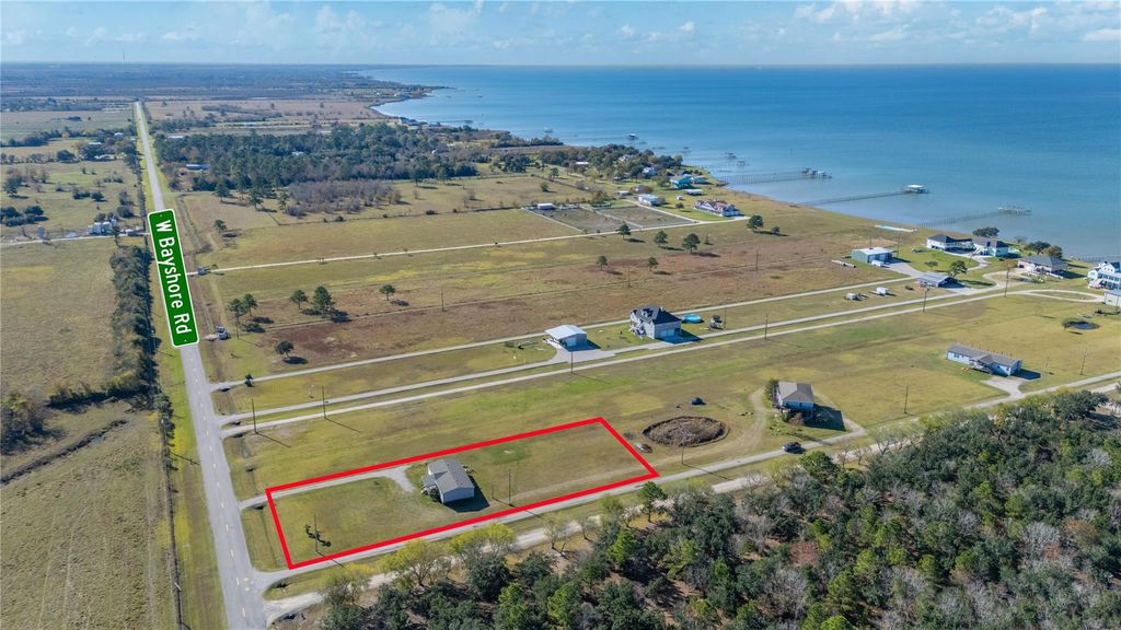 4423 W Bayshore Road, Anahuac, TX 77514