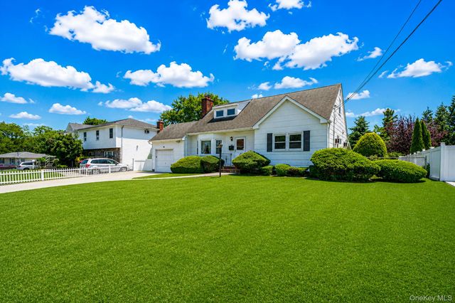 66 Henry Avenue, Babylon, NY 11702