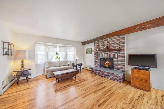 66 Henry Avenue, Babylon, NY 11702