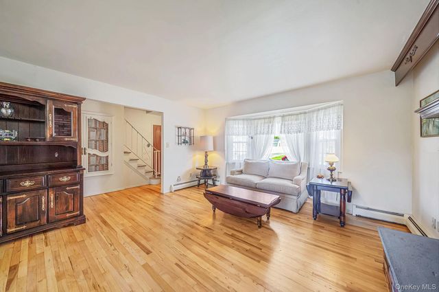 66 Henry Avenue, Babylon, NY 11702
