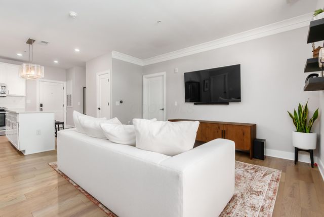 1670 E Broad, 206, Columbus, OH 43203