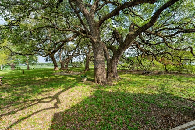 2007 Fm 2434, Weimar, TX 78962