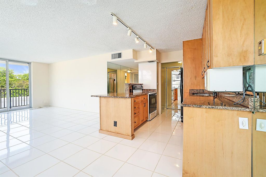 2121 N Ocean Boulevard 302e, Boca Raton, FL 33431