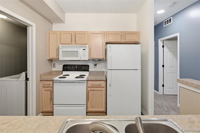 526 Red Oak Court, Walled Lake, MI 48390
