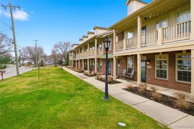 526 Red Oak Court, Walled Lake, MI 48390