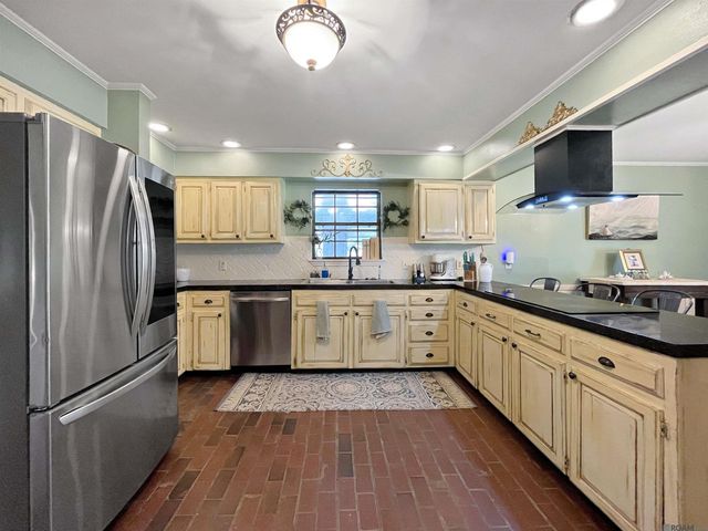 415 S Jefferson Ave, Port Allen, LA 70767