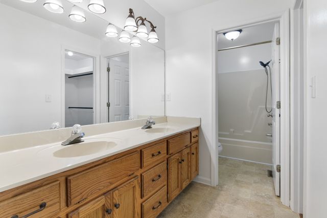 827 Burton Trl, Adams, TN 37010