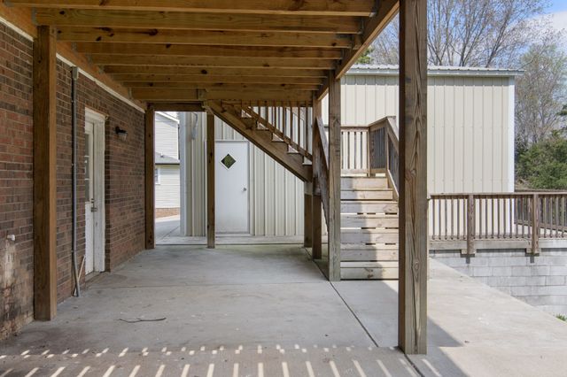 827 Burton Trl, Adams, TN 37010