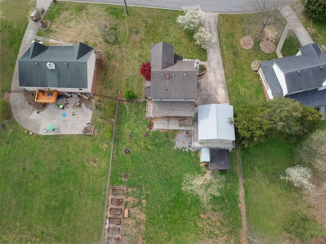 827 Burton Trl, Adams, TN 37010