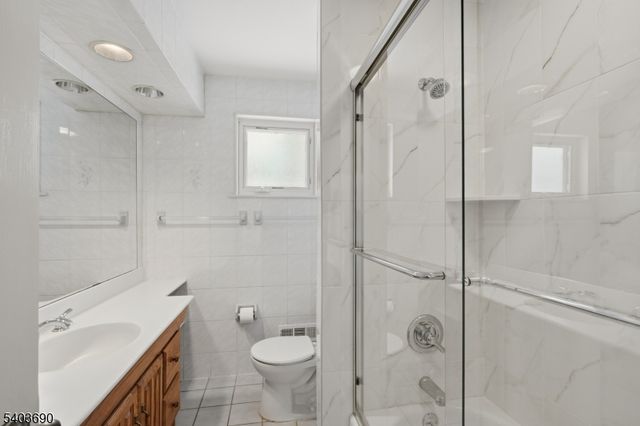 23 Cabot Ln, Kinnelon Boro, NJ 07405