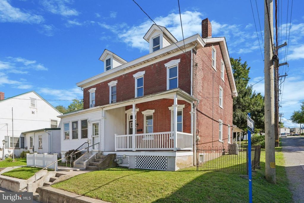 564 W BRIDGE ST, PHOENIXVILLE, PA 19460 — photo 2