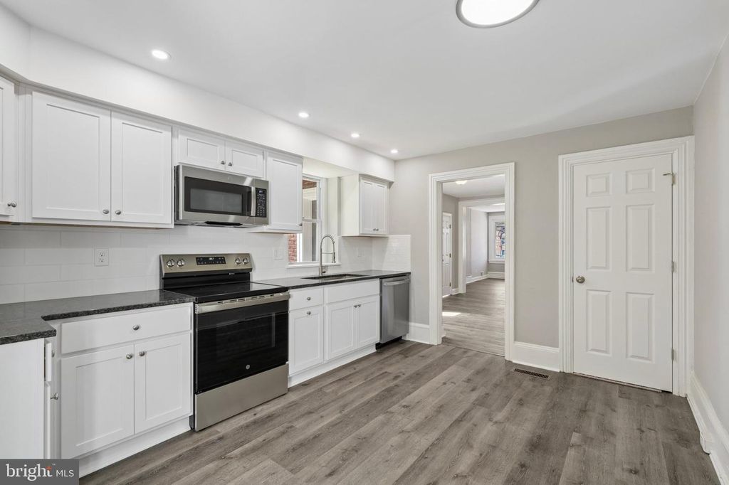 564 W BRIDGE ST, PHOENIXVILLE, PA 19460 — photo 3
