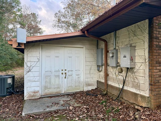 64 Delancy Robbins Rd., Columbia, MS 39429