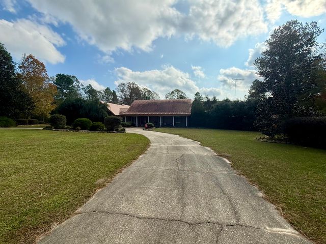 64 Delancy Robbins Rd., Columbia, MS 39429