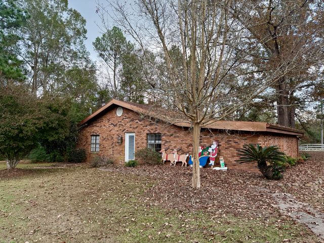 64 Delancy Robbins Rd., Columbia, MS 39429