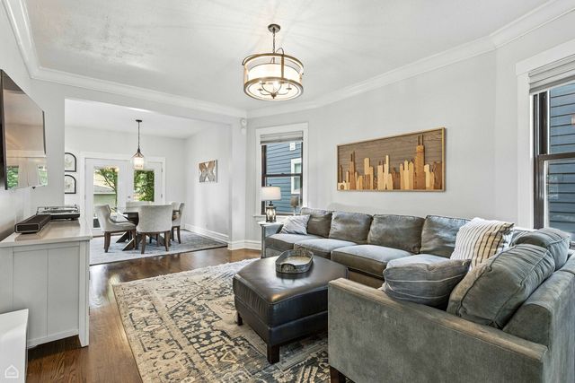 4450 W Byron Street, Chicago, IL 60641
