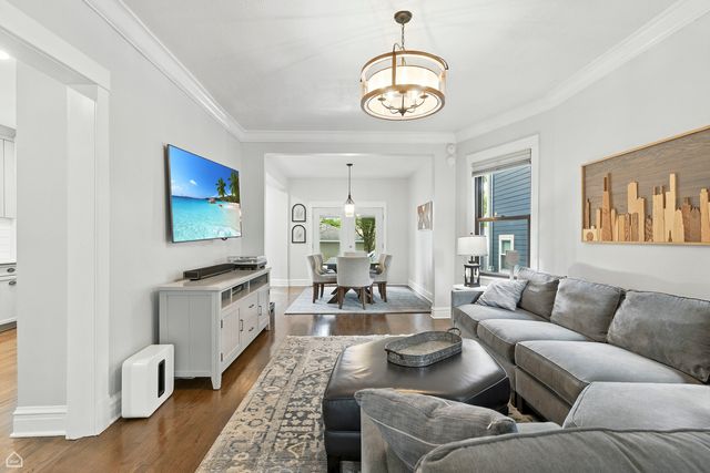 4450 W Byron Street, Chicago, IL 60641