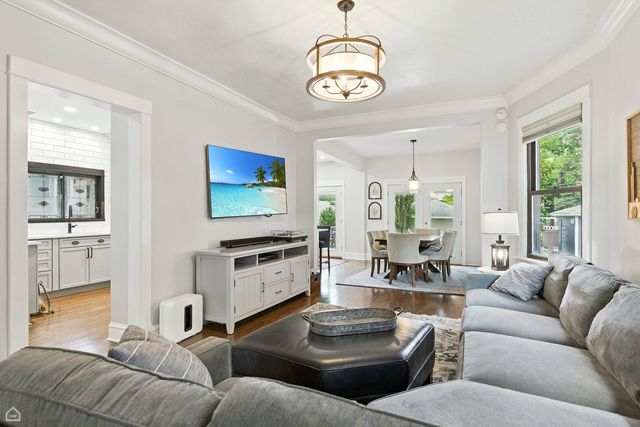 4450 W Byron Street, Chicago, IL 60641