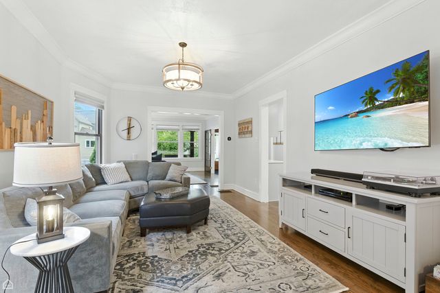 4450 W Byron Street, Chicago, IL 60641