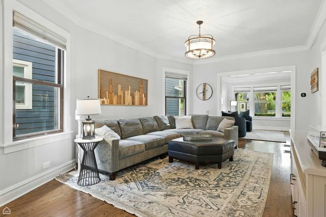 4450 W Byron Street, Chicago, IL 60641