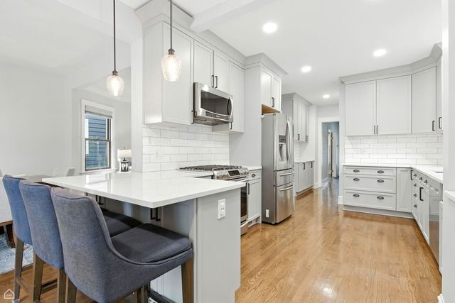4450 W Byron Street, Chicago, IL 60641