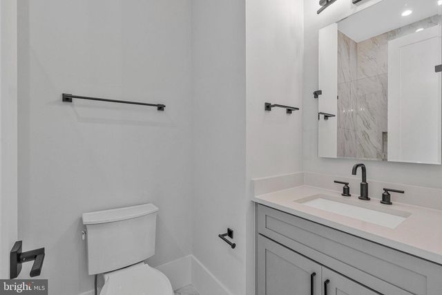 1044 CARPER ST, Mclean, VA 22101