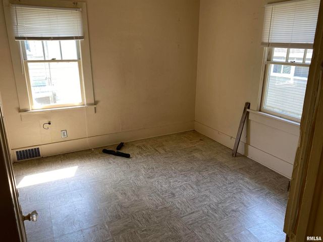 403 W CHERRY Street, Carbondale, IL 62901