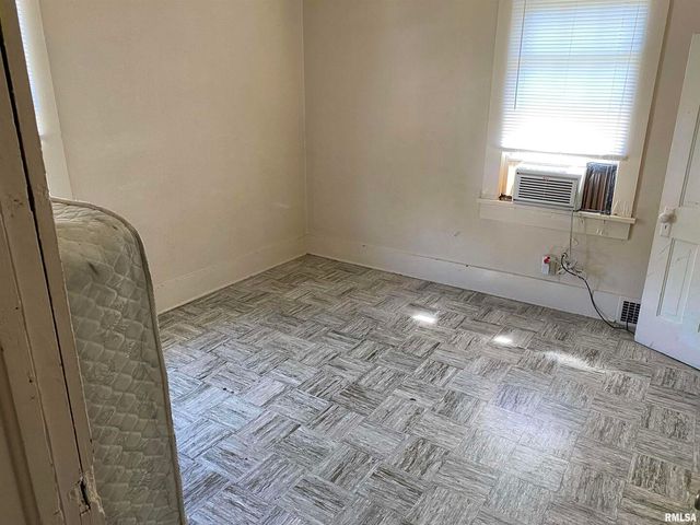 403 W CHERRY Street, Carbondale, IL 62901