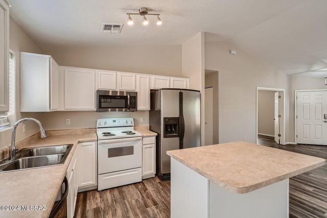 13194 E Mineta Ridge Drive, Vail, AZ 85641
