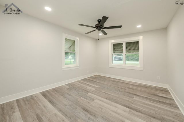 606 E WASHINGTON AVENUE, Iowa Park, TX 76367