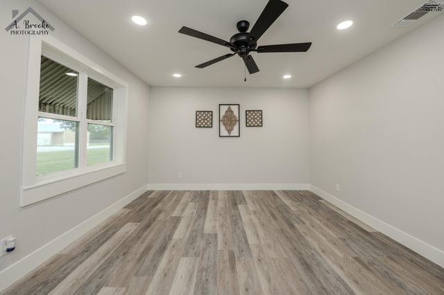 606 E WASHINGTON AVENUE, Iowa Park, TX 76367