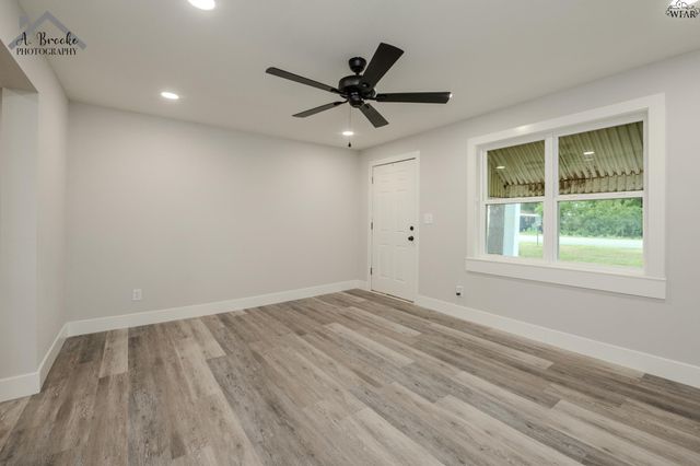 606 E WASHINGTON AVENUE, Iowa Park, TX 76367