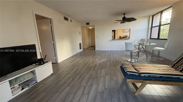 6800 Cypress Rd 501, Plantation, FL 33317