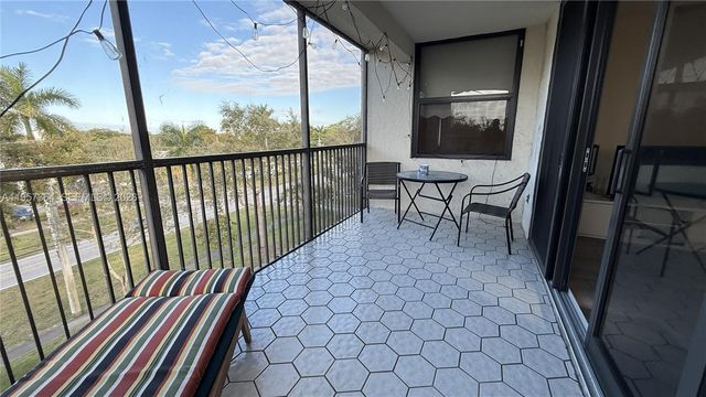 6800 Cypress Rd 501, Plantation, FL 33317