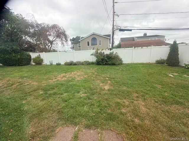 190 Meridian Road, Levittown, NY 11756